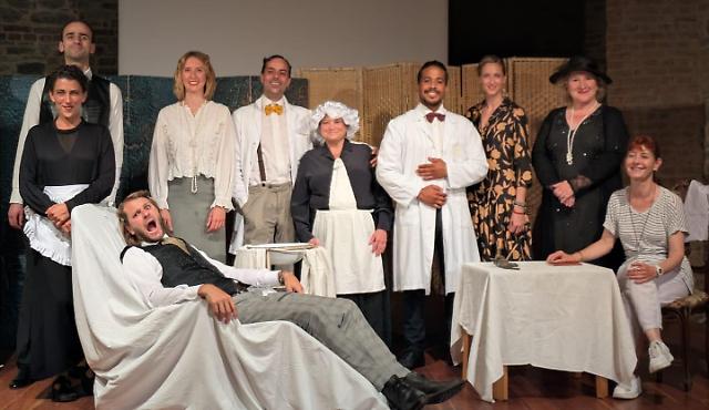 Gli attori del corso di teatro salgono sul palco con "Hortense ha detto &laquo;Me ne frego!&raquo;"