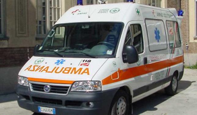 Scontro con un camion, l'ape finisce fuori strada
