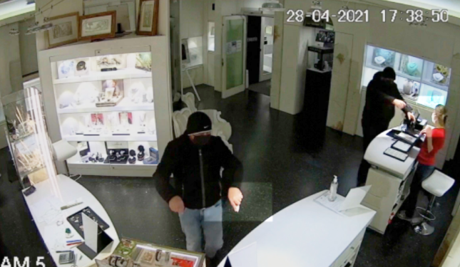 Spari dopo la rapina, l&rsquo;ultima battaglia del gioielliere: il caso arriva in Cassazione