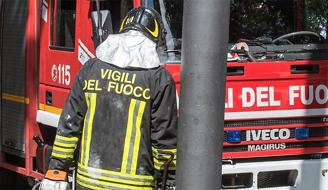Incendio nell'appartamento, al piano di sopra ritrovato un uomo senza vita