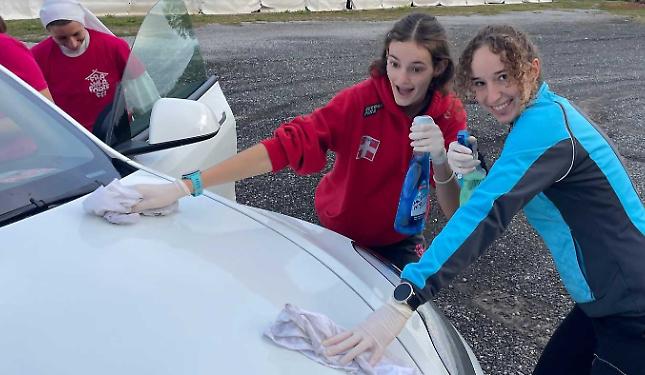 Ragazzi in azione: lavaggi auto per finanziare le attività giovanili
