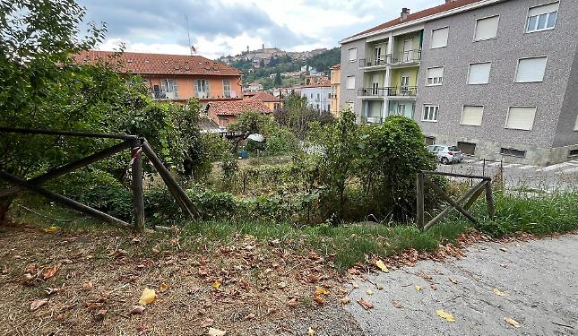«Sentierino pedonale in evidente degrado: che fa il Comune?»