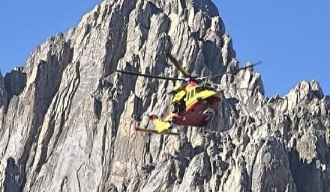 Sente le urla e interviene subito: tecnico del Soccorso Alpino "fuori servizio" interviene e salva un escursionista