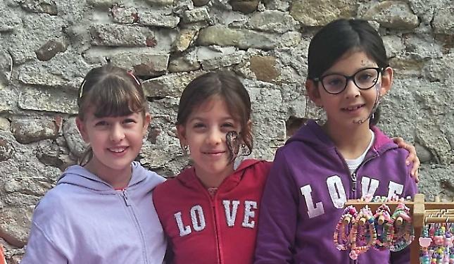 Tre bimbe e un solo cuore: così hanno trasformato braccialetti in speranza per i bambini malati