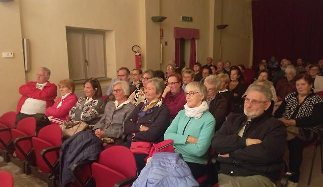 Risate, emozioni e riflessioni: la Crica del Borgat apre “Sipario Aperto”
