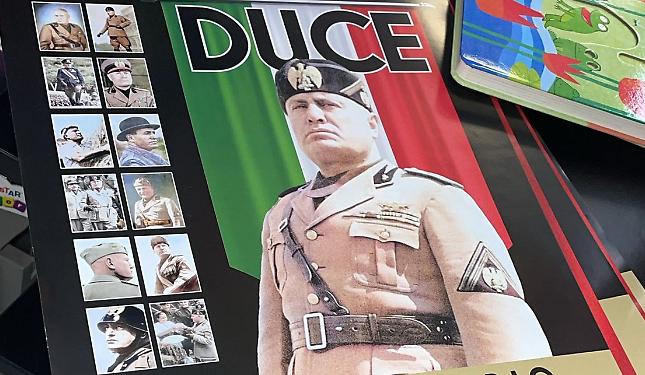 Il caso del calendario di Mussolini al supermercato: «Un errore»