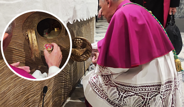 Nel nuovo altare le reliquie del patrono, del vescovo e del papa
