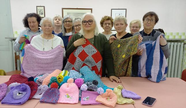 Un filo di solidarietà: Claudia e il suo gruppo di ricamatrici al lavoro per le persone più fragili