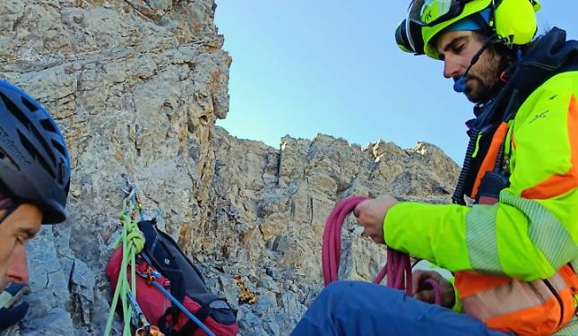 Escursionisti bloccati su una cresta rocciosa: salvati dal Soccorso Alpino