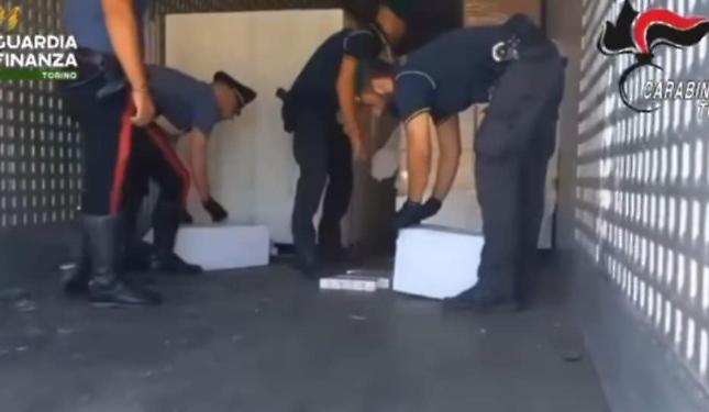 Contrabbando di sigarette: sequestrate 230 tonnellate di tabacco, 8 persone arrestate