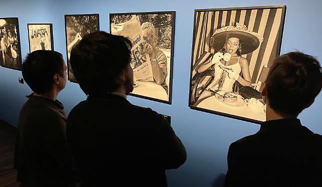 Oltre 100 scatti per raccontare il genio di Helmut Newton: arriva Intrecci al Filatoio