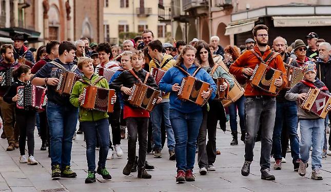 Saluzzo danza verso l’inverno: torna “Uvernada”, suoni e culture sotto il Monviso