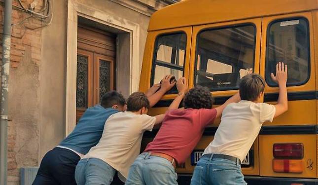 Vandali spingono il pulmino contro un muro dell'Oratorio e lo danneggiano