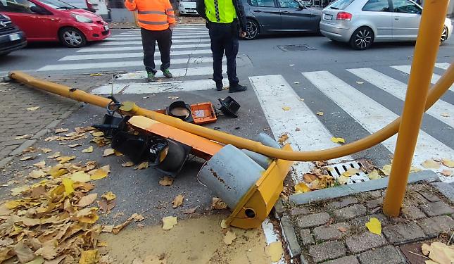 Incidente in corso Italia: abbattuto semaforo e telecamera