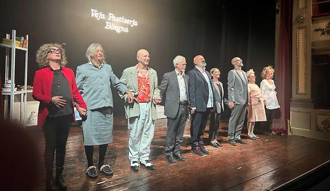 Il "Marenco" esplode di applausi: debutto travolgente per la Filodrammatica "Nando Alciati"