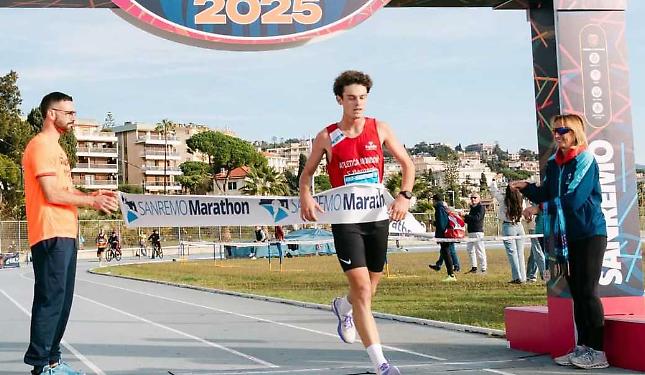 Un monregalese detta legge a Sanremo: trionfo in mezza maratona con record personale