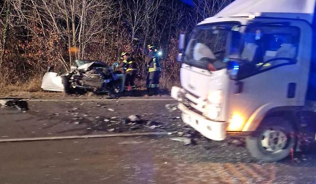 Auto contro camion sulla Fondovalle: due feriti