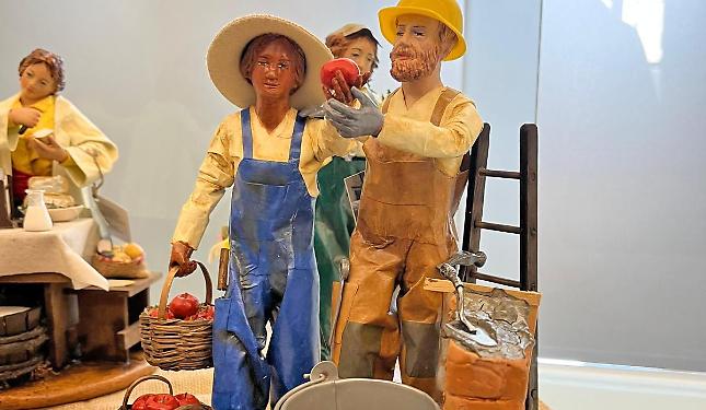 Una statuina-simbolo dei valori del lavoro: il dono natalizio di Confartigianato e Coldiretti ai vescovi della Granda