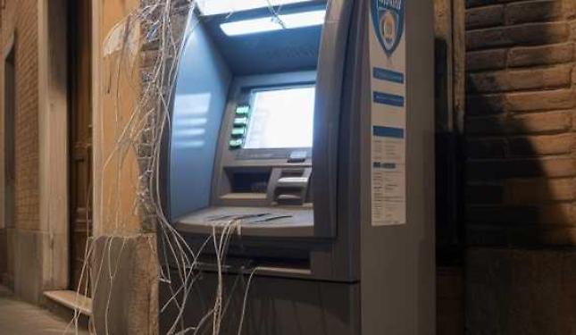 Fanno esplodere il bancomat nella notte