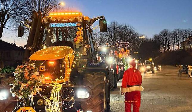 I camion e i trattori che si vestono a festa per Natale