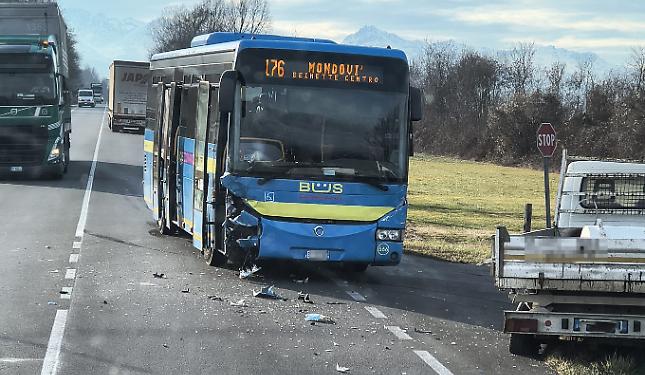 Scontro tra pullman e camioncino lungo la Provinciale
