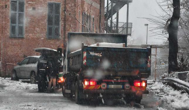 Camion senza gomme da neve bloccato sulla via per Piazza