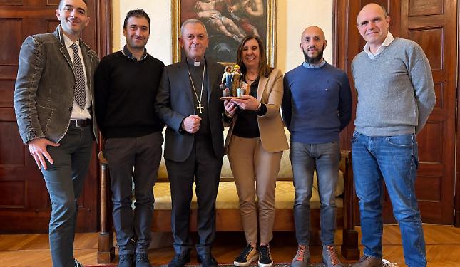 La statuina-simbolo dei valori del lavoro consegnata al vescovo di Mondov&igrave;