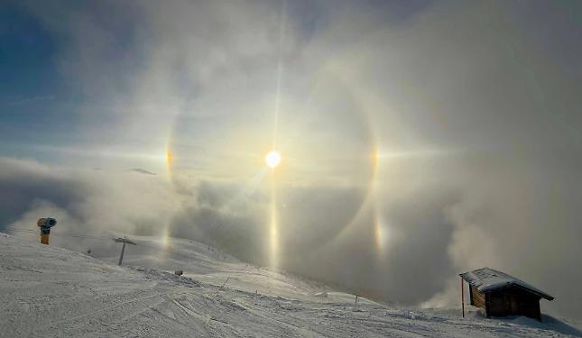 Cos'&egrave; il "cane solare"? Le foto spettacolari da Sestriere