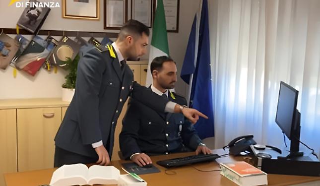 Guadagna 5 mila euro al mese con Pornhub e OnlyFans, ma non li dichiara