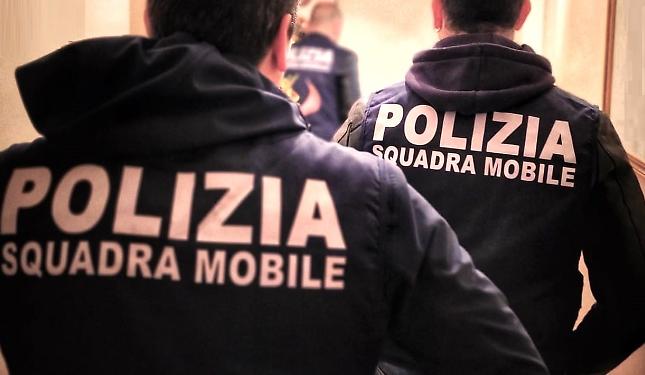 Ruba un profumo e picchia il commesso: arrestato poco dopo