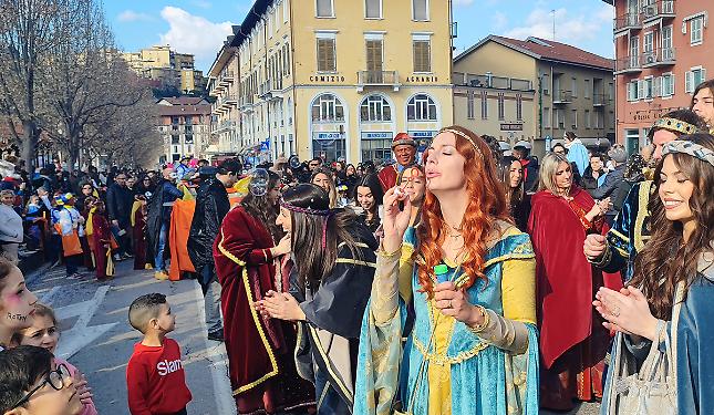 La prima sfilata del Carlev&egrave;: maschere, mongolfiere, giochi gonfiabili