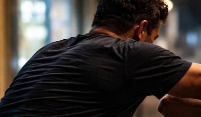 Botte al &ldquo;rivale&rdquo; e poi a suo padre, accuse per due fratelli