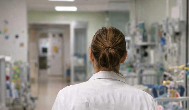 Resta incastrato con la testa nel riduttore per il vasino, bimbo liberato