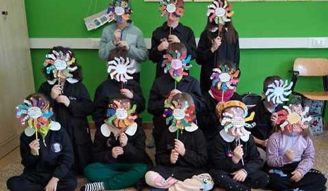 Calzini spaiati, messaggi uniti: la scuola insegna il valore della diversit&agrave;