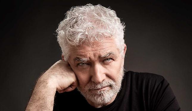 Gioele Dix torna a ruota libera: Bibbia, ironia e funambolismo comico senza rete