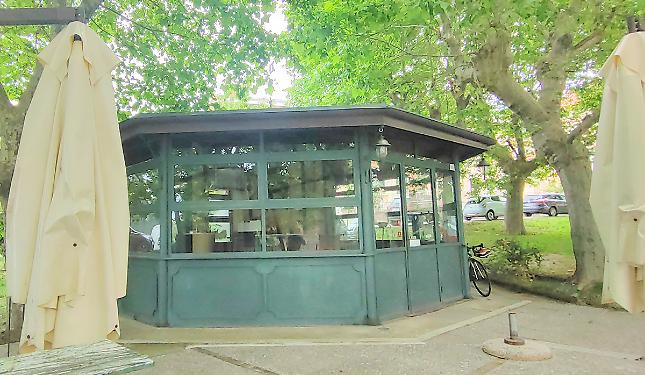 Chiuso da anni, sta per riaprire il chioschetto davanti alle scuole