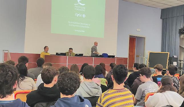 Compriamo, consumiamo, gettiamo, sprechiamo: un gioco per capirlo