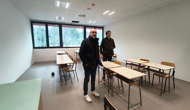 Dopo le "visite guidate" nella scuola da abbattere... arriva il tour nella scuola appena costruita - LE FOTO