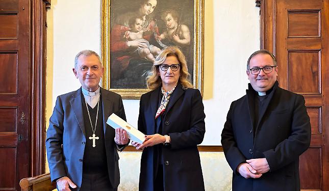 Il Questore&nbsp;porta in dono al vescovo &ldquo;L&rsquo;olio di Capaci&rdquo; per la messa crismale