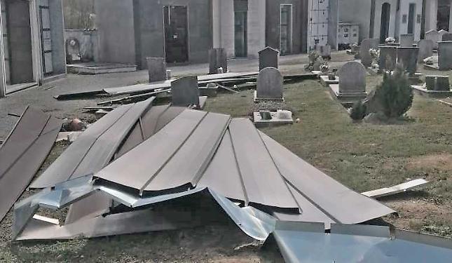 Raffiche di vento: lamiere volano via al cimitero di Lesegno