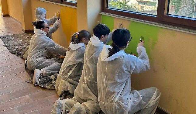 Bimbi e studenti mano nella mano: cos&igrave; la scuola.. si fa bella