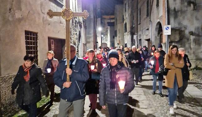 Nel cuore di Ceva risuonano le &ldquo;Voci di pace&rdquo;: stasera la Via Crucis del Venerd&igrave; Santo