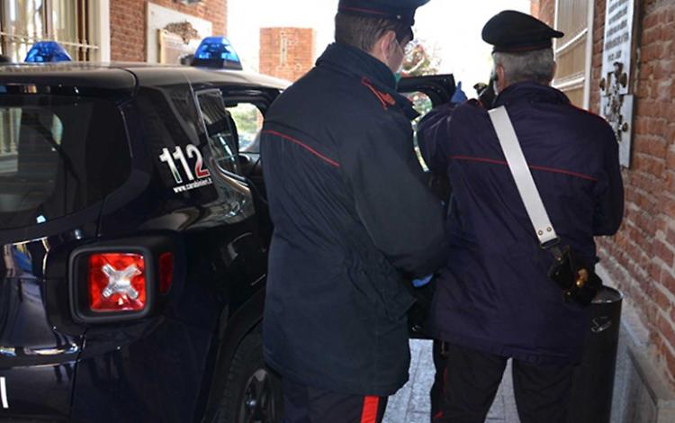 Ladri in casa mentre stanno cenando