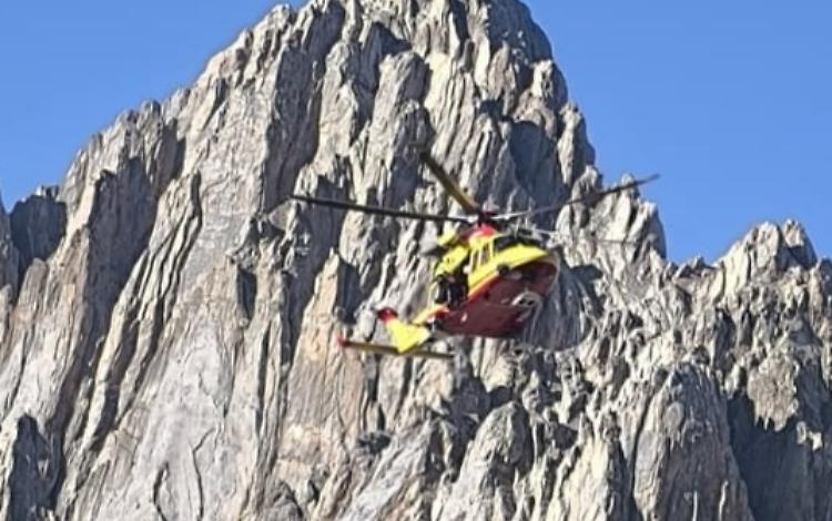 Sente le urla e interviene subito: tecnico del Soccorso Alpino "fuori servizio" interviene e salva un escursionista