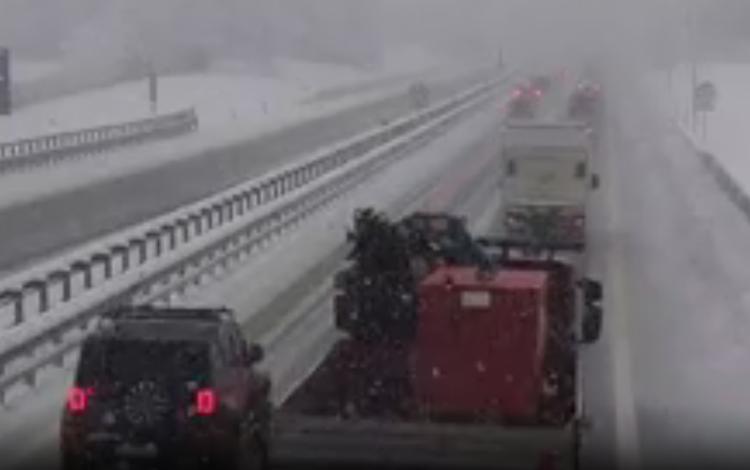 Neve, traffico bloccato sulla A6: due km di coda tra ceva e Millesimo
