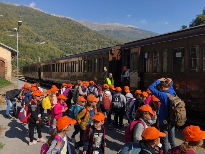 Duecento studenti da Torino in Valtanaro sul treno storico
