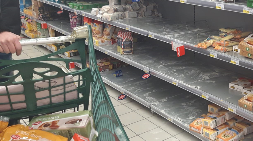 Lo scaffale della farina in un supermercato a Mondovì, sabato